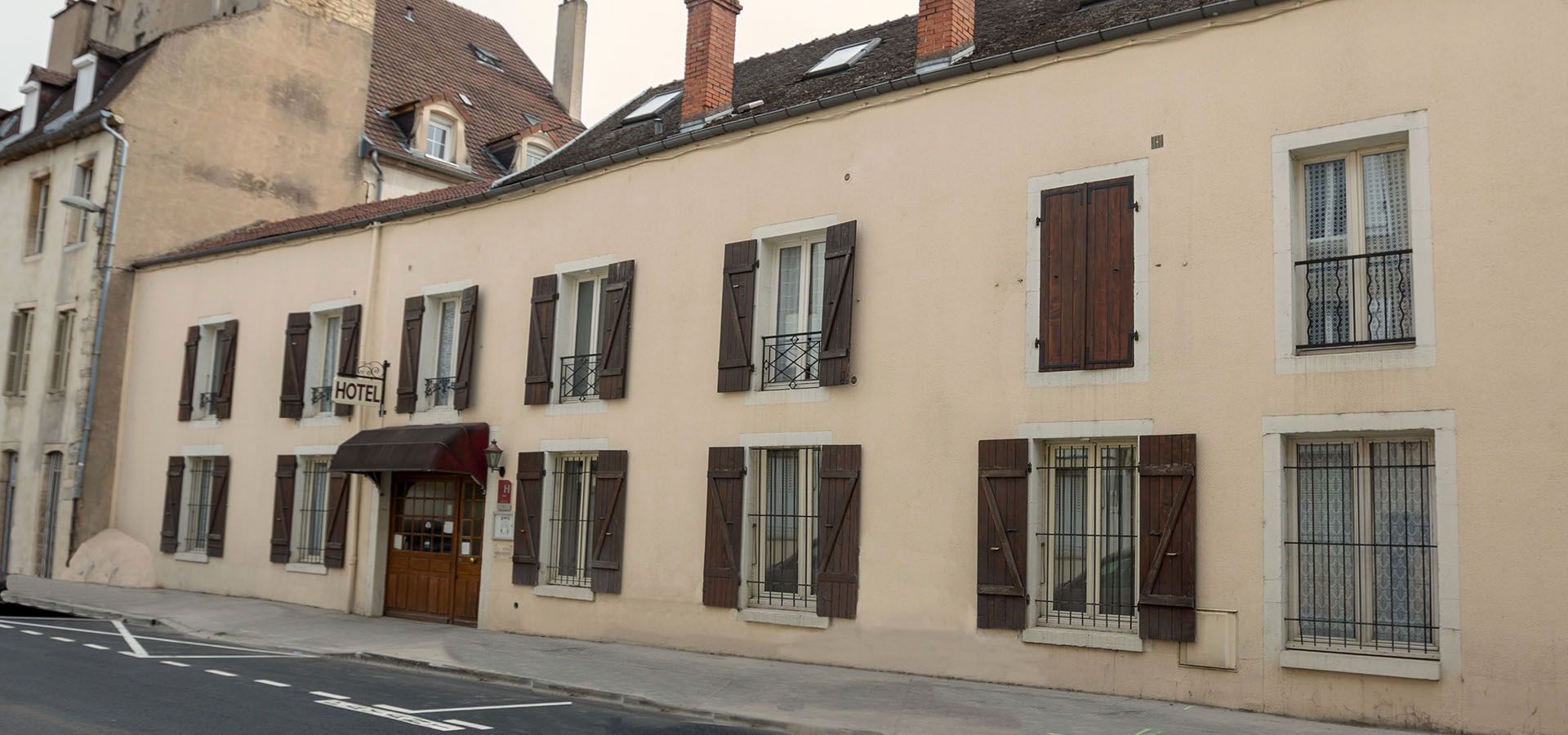 La salle du petit déjeuner de l'hôtel République de Dijon