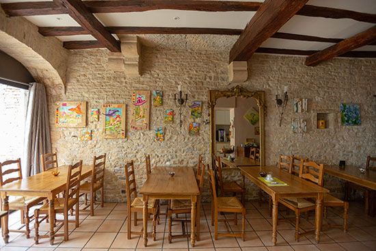 La salle du petit déjeuner de l'hôtel République à Dijon